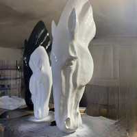 مجسمه تندیس اسب کنار سالنی کد0037