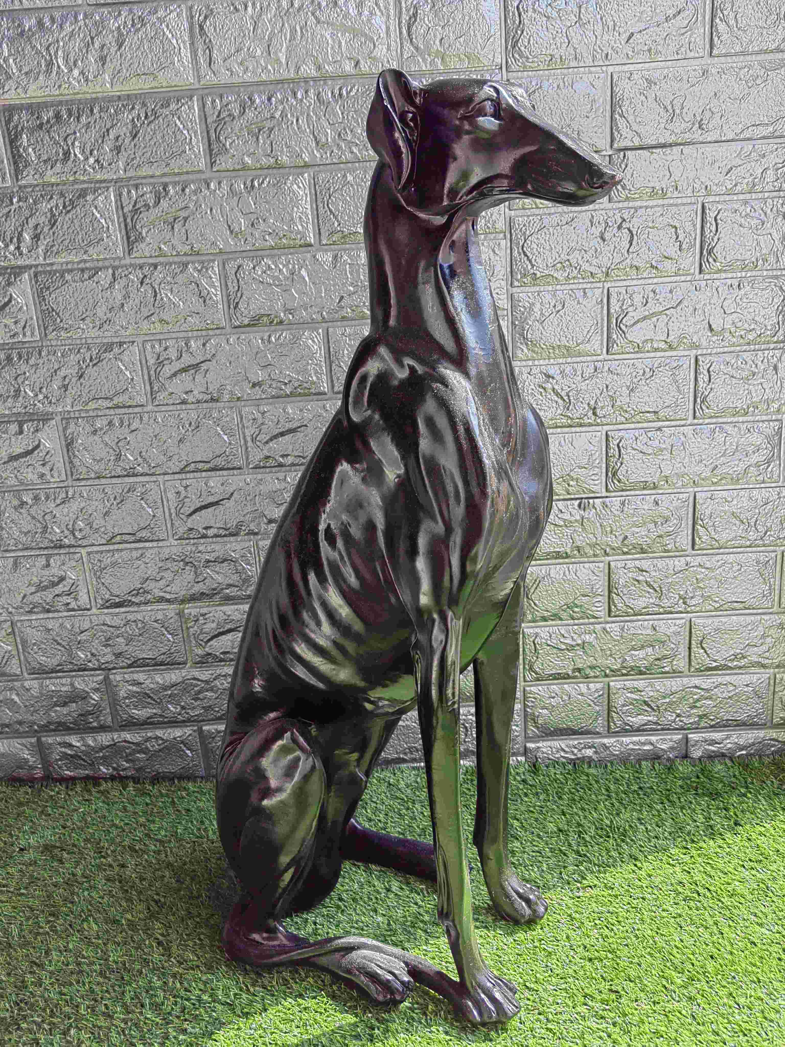 مجسمه سگ تازی کنار سالنی کد۵۲۹۳