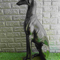 مجسمه سگ تازی کنار سالنی کد۵۲۹۳